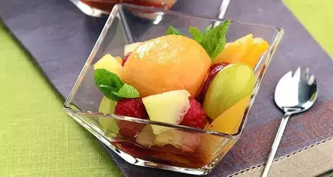 Salade de fruits dans des verrines individuelles