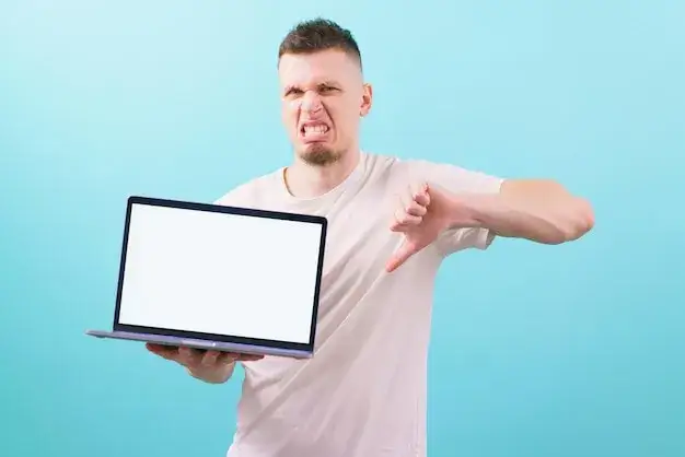 osoba patrząca na odrzucony wniosek pożyczkowy na ekranie laptopa