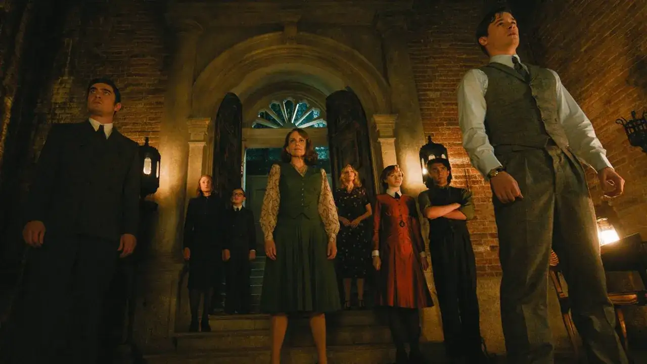 Duchy w Wenecji obsada: grupa postaci w strojach z epoki stoi przed okazałym wejściem.