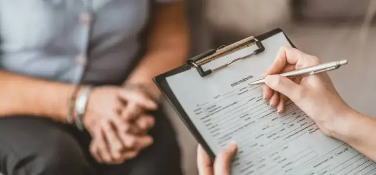 Osoba przygotowująca dokumenty medyczne lub notatki przed wizytą u lekarza