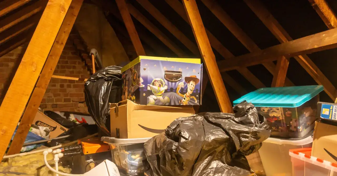 Strych w kamienicy: pudełka z zabawkami z Toy Story, worki na śmieci, kartony. Idealne miejsce, by trzymać tam rzeczy, których nie używasz na co dzień.
