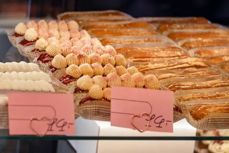 Assortimento di dolci francesi in una vetrina di pasticceria