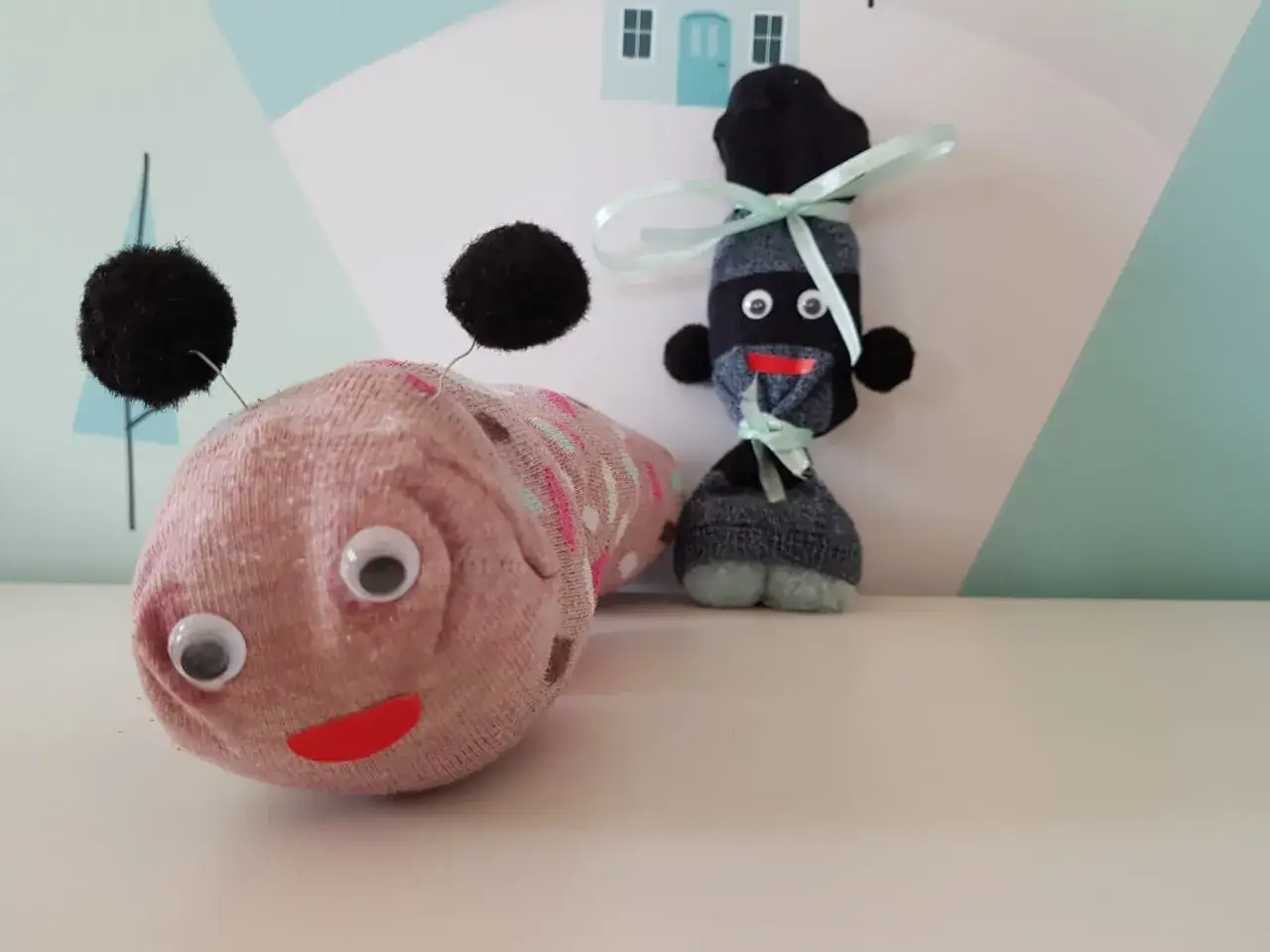 Urocza gąsienica i ludzik zrobione ze skarpetek pokazują, co można zrobić ze skarpetek.