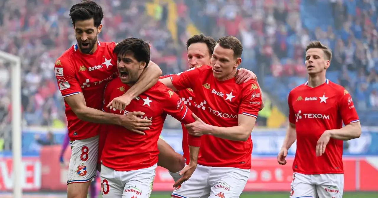 Piłkarze w czerwonych koszulkach świętują bramkę, która może oznaczać, kto awansuje do ekstraklasy.