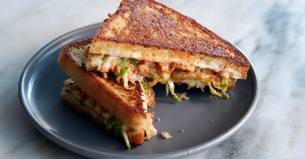 kimchi grilled cheese, burger z kimchi