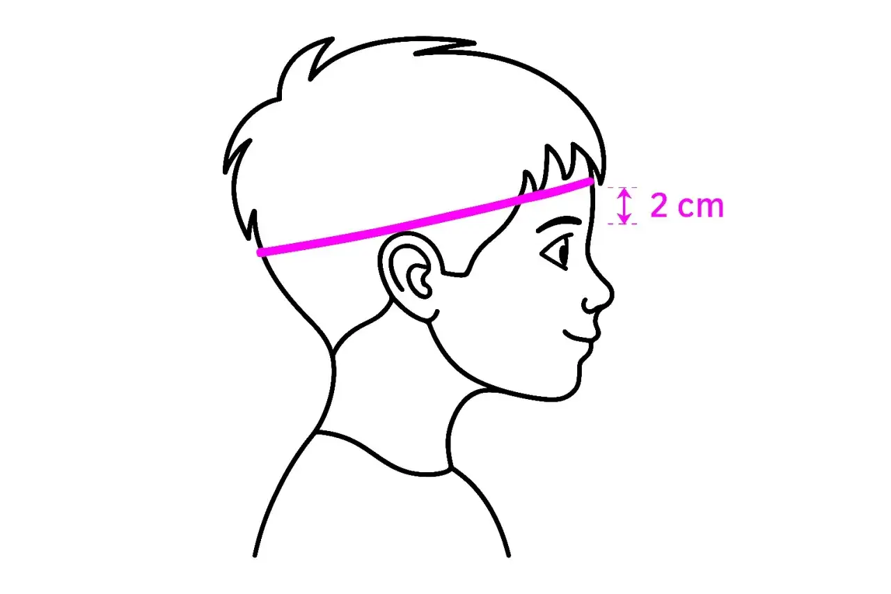 Schematyczny rysunek głowy dziecka z zaznaczoną linią pomiaru obwodu głowy. Wskaz&oacute;wka 2 cm pomaga dobrać odpowiedni kask 52-56, idealny dla dziecka w wieku ok. 3-5 lat.