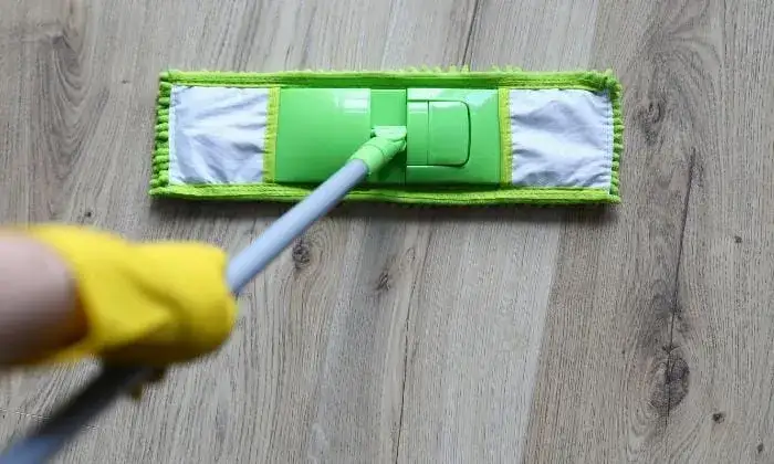 Odkurzanie paneli podłogowych przed myciem