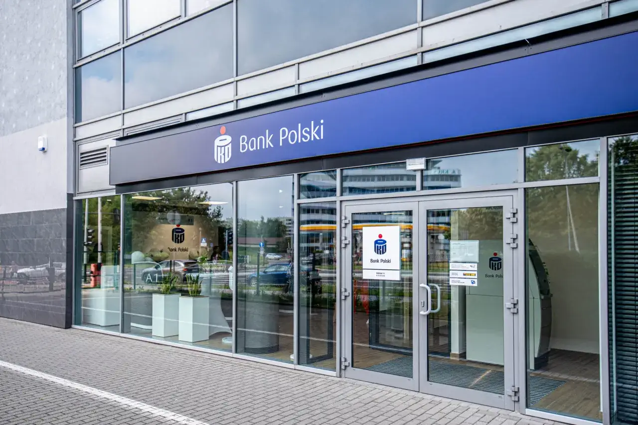 PKO BP wpłata got&oacute;wki w oddziale. Nowoczesny budynek banku z dużymi witrynami, gdzie można dokonać wpłaty.