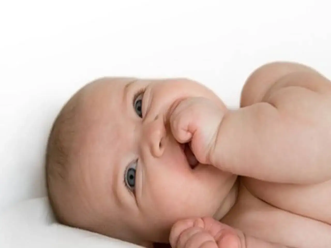 Słodki noworodek ssie paluszek. Zastanawiasz się, ile powinien jeść dwutygodniowy noworodek?