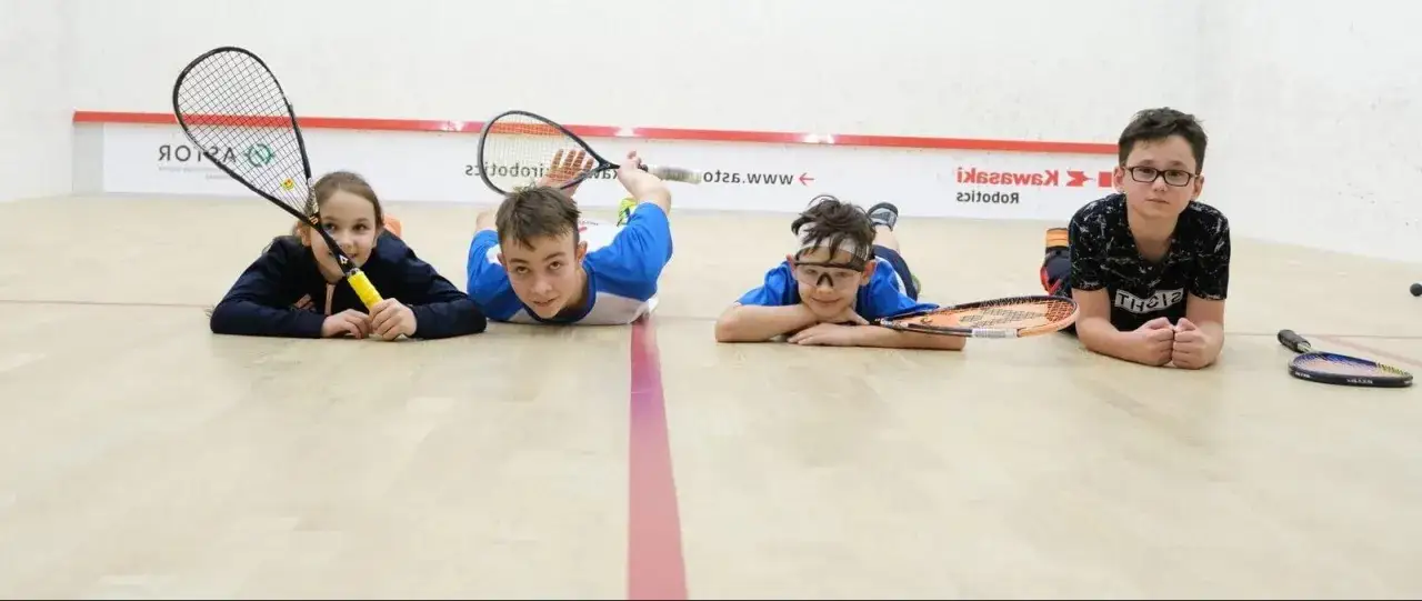 Zdjęcie Squash dla dzieci - jak rozwijać umiejętności i pewność siebie