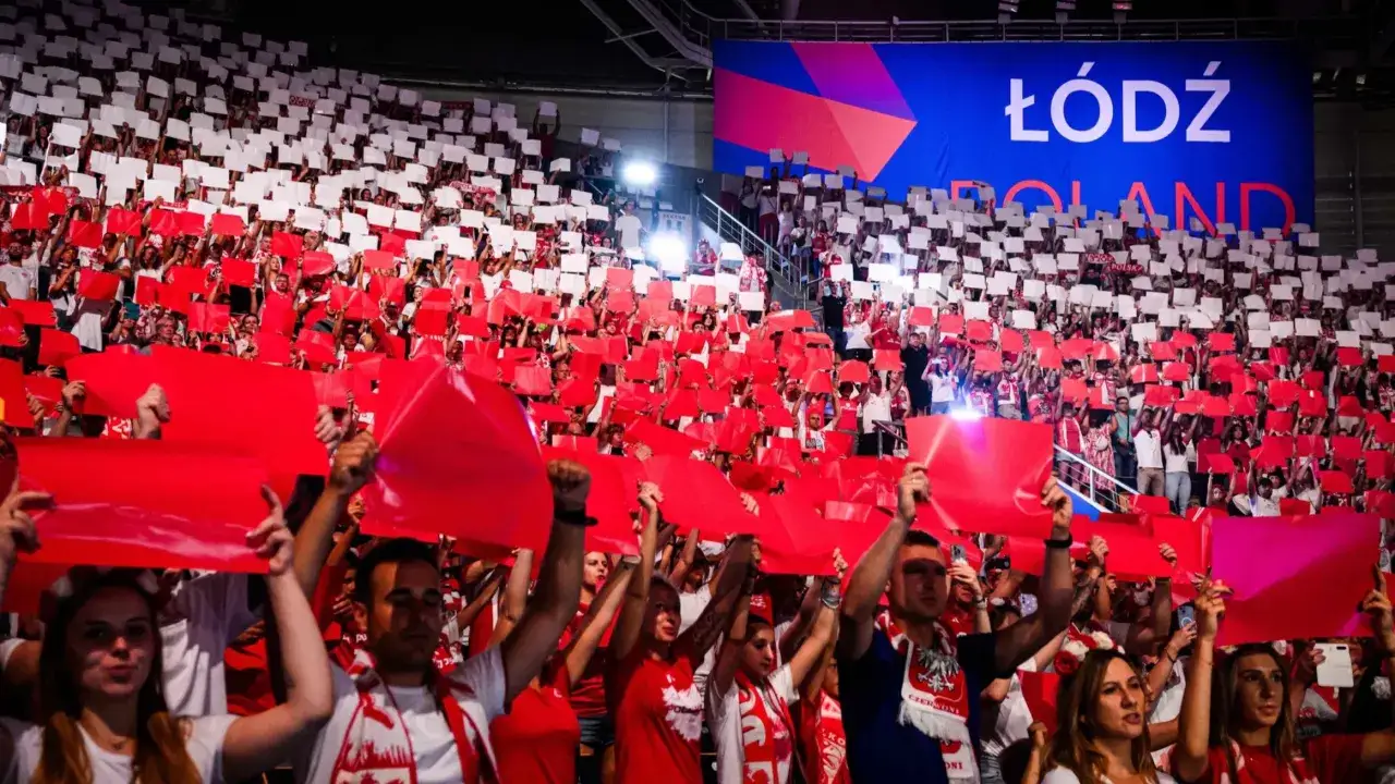 Widownia tworzy biało-czerwone flagi na meczu siatkówki w ramach Ligi Narodów.