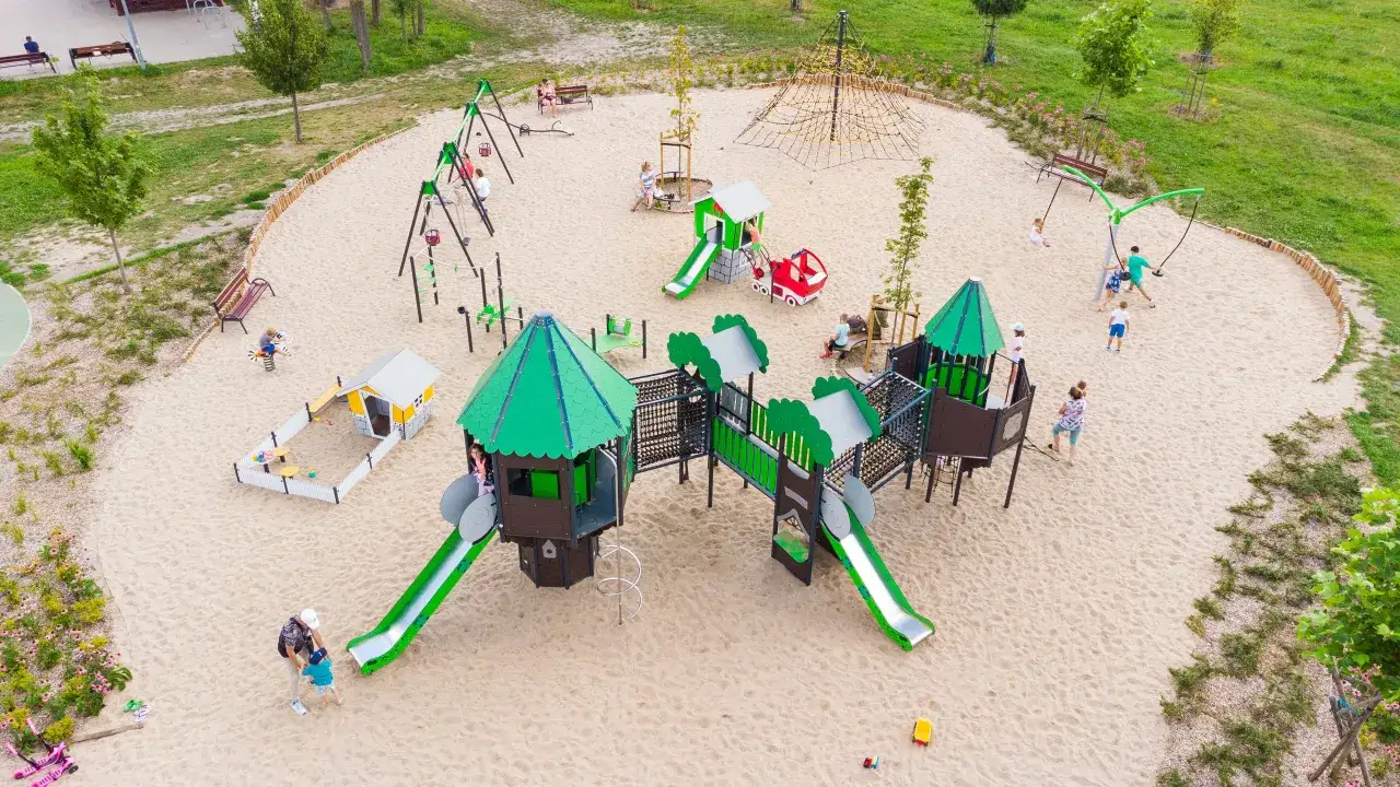 plac zabaw dla różnych grup wiekowych
