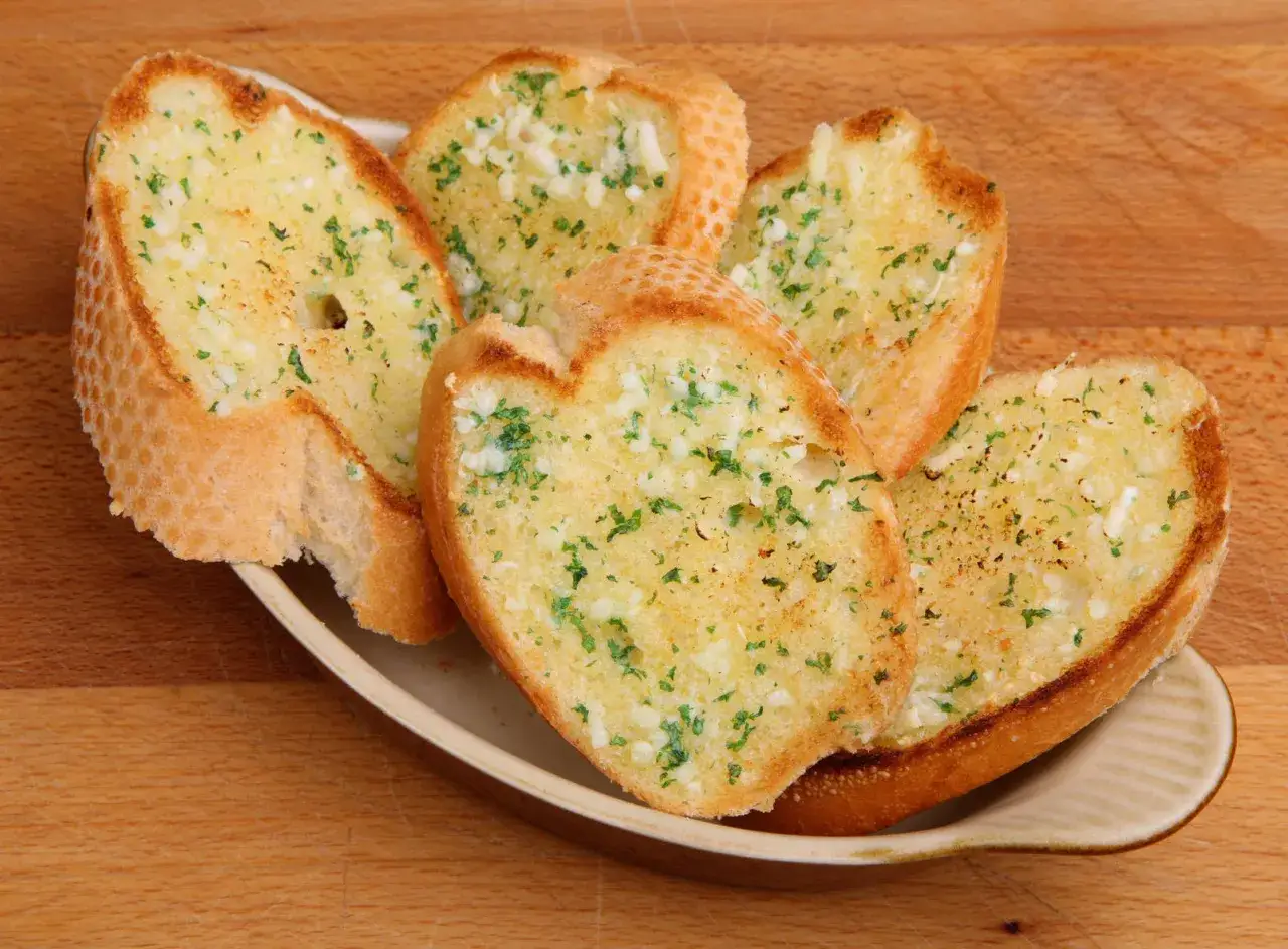 Chrupiące grzanki czosnkowe z pietruszką, idealne jako zimne przekąski na grilla.