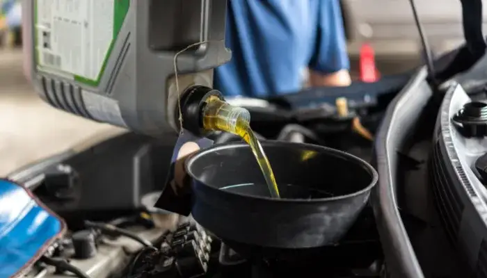 Wymiana oleju silnikowego w samochodzie z LPG