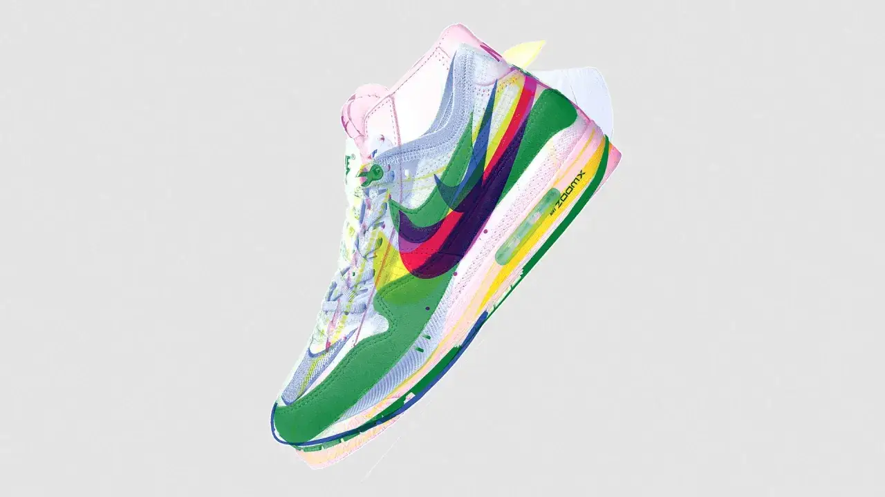 Kolorowy, warstwowy but Nike Air Max z wielobarwnym logo. Wygląda jak najdziwniejsze buty Nike, jakie kiedykolwiek widziałeś.