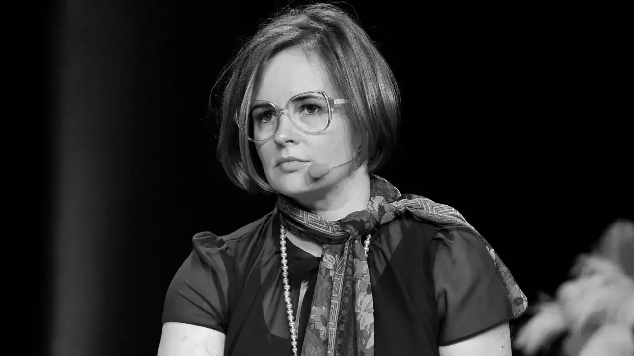 Joanna z Kabaretu Hrabi w okularach i z apaszką, gotowa do występu.