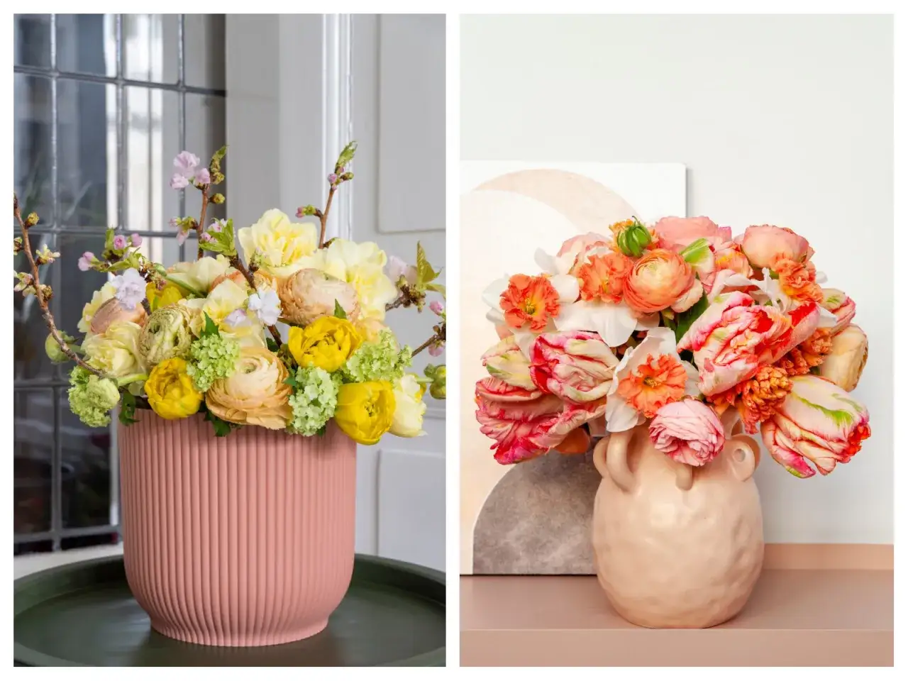 Dwa bukiety wiosenne: jeden w pastelowym r&oacute;żowym wazonie z ż&oacute;łtymi i zielonymi kwiatami, drugi w beżowym wazonie z r&oacute;żowo-pomarańczowymi tulipanami i narcyzami.