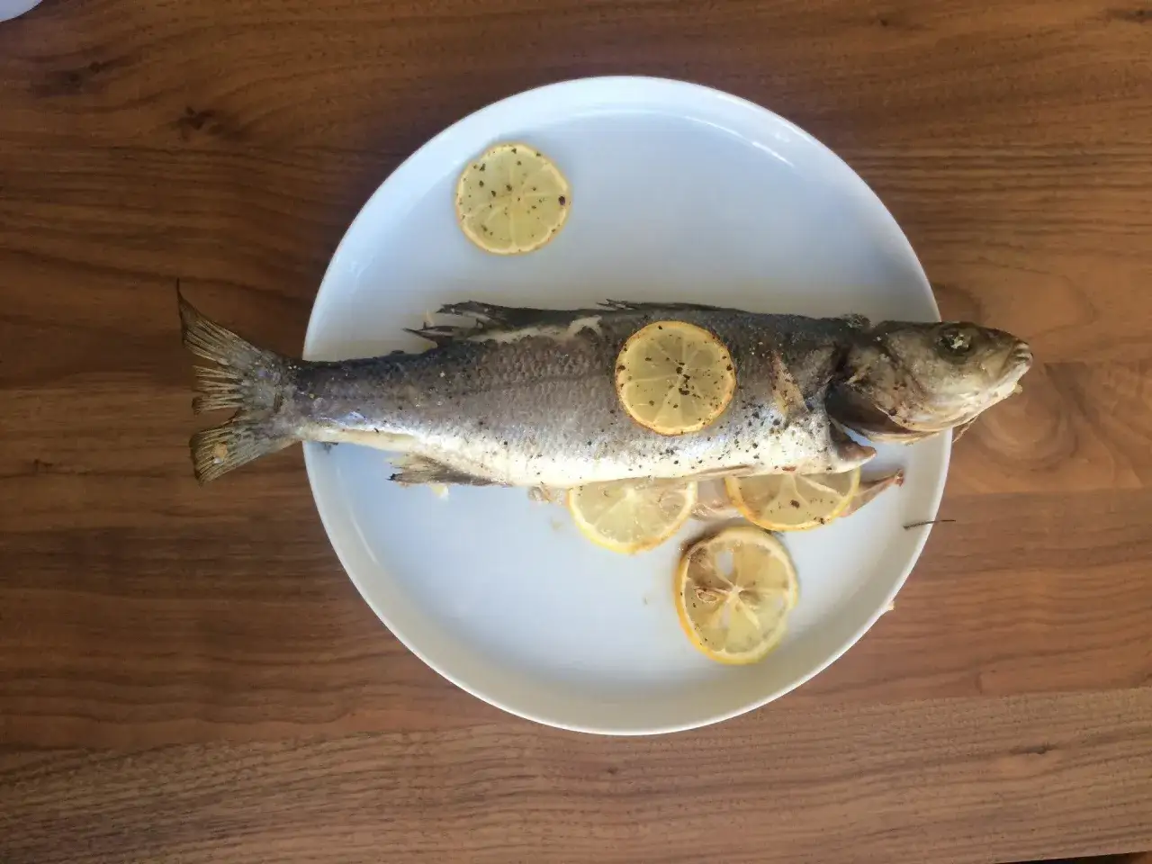 Świeże ryby bałtyckie na talerzu