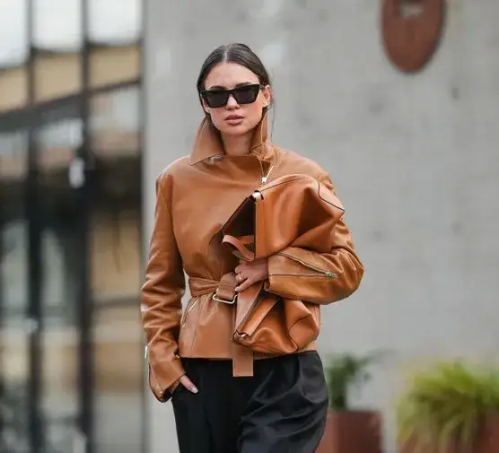 Zdjęcie Czy kurtka skórzana się rozciąga? Sprawdź, zanim kupisz!