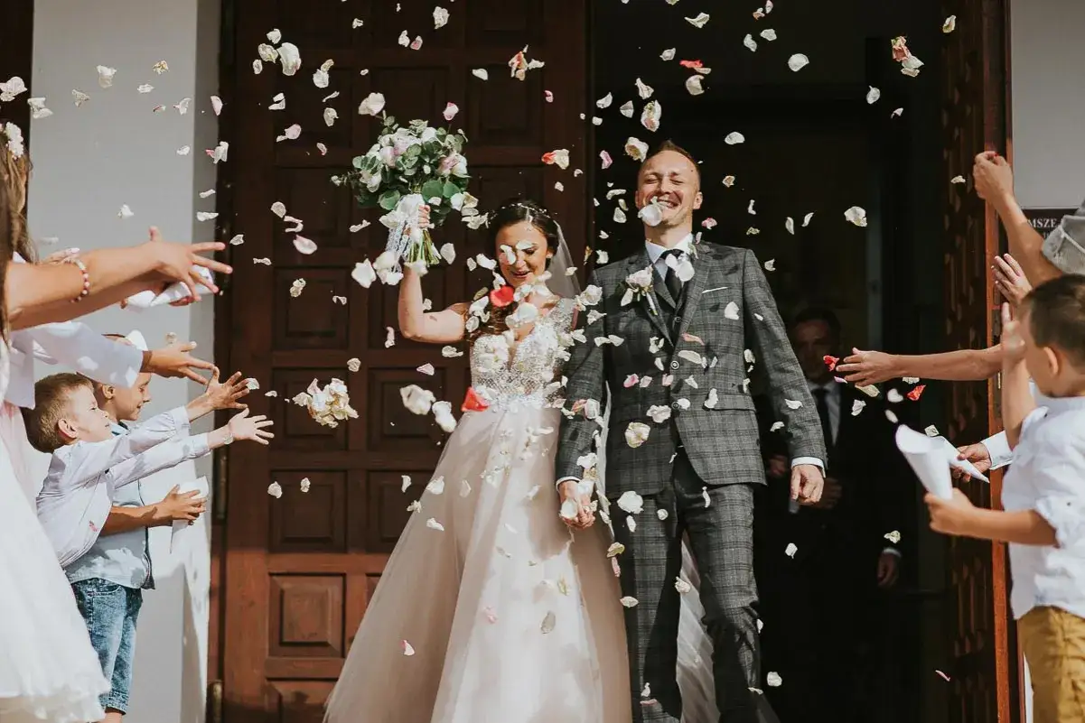 Zdjęcie Czego życzyć młodej parze przed kościołem? Wzruszające inspiracje