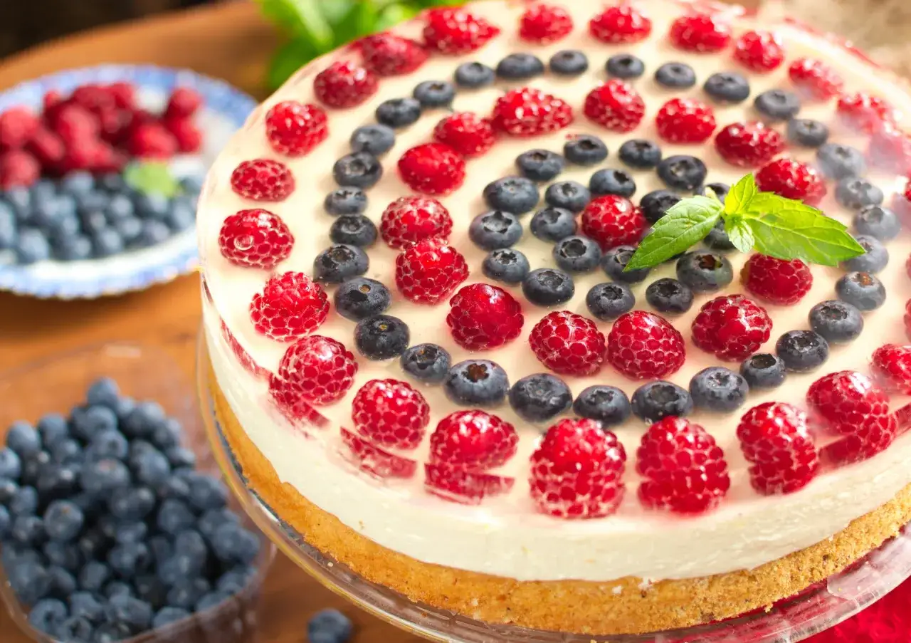 Sernik z wiaderka na biszkoptach z malinami i borówkami, ozdobiony miętą. Idealny przepis na lato!