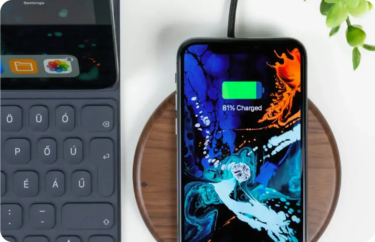 Telefon na ładowarce indukcyjnej pokazuje 81% naładowania. Warto ładować do ilu procent, by zadbać o baterię?