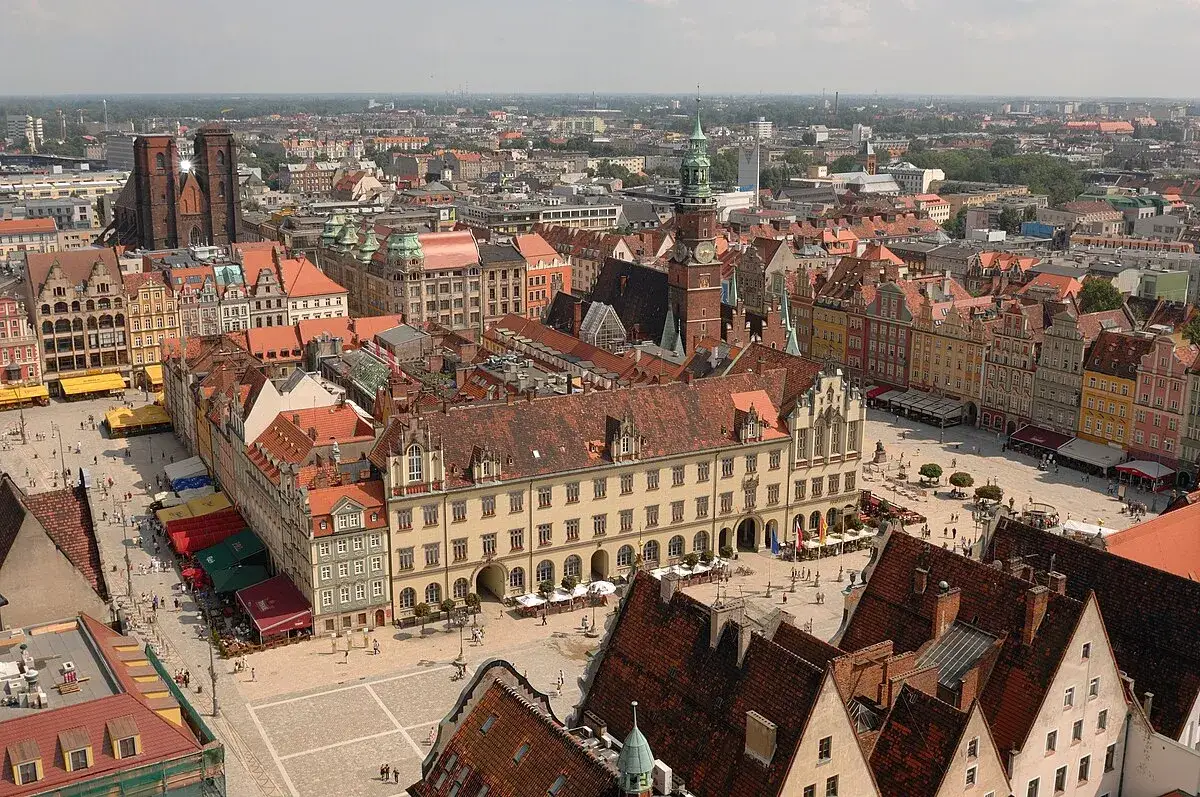 panoramiczny widok na rynek wrocławia z krasnalami