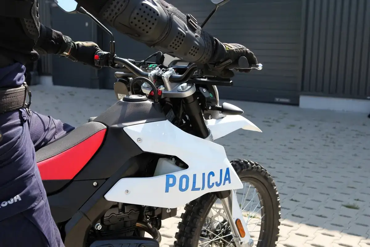 Policjant na motocyklu crossowym z napisem 