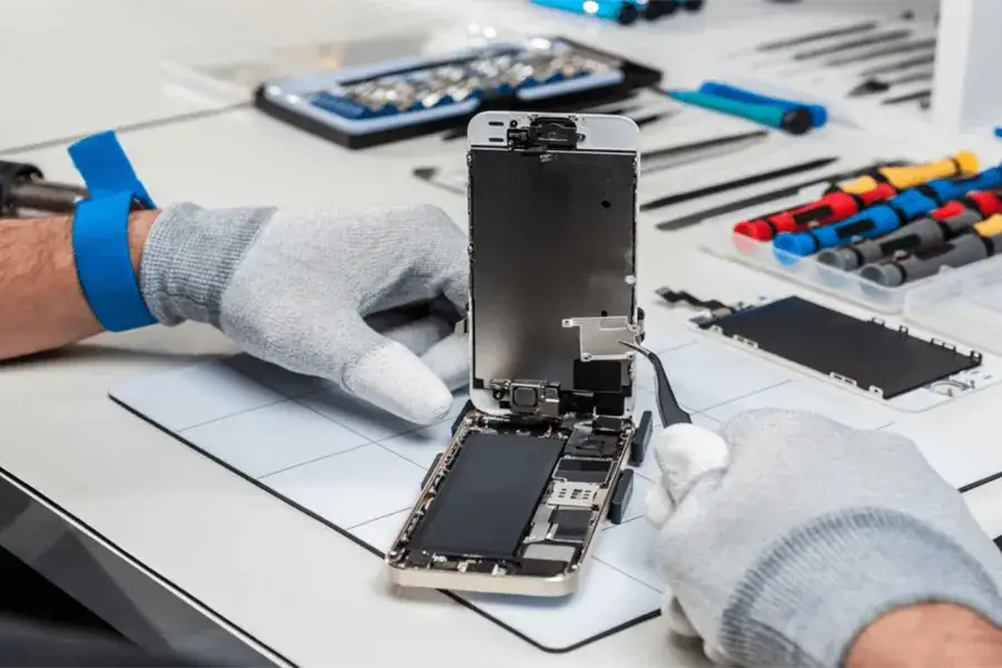 serwis telefonu wymiana baterii, wnętrze serwisu GSM