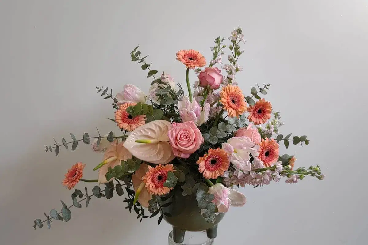 R&oacute;żnorodne rodzaje bukiet&oacute;w we florystyce: anturium, r&oacute;że, gerbery i tulipany w pastelowej kompozycji.