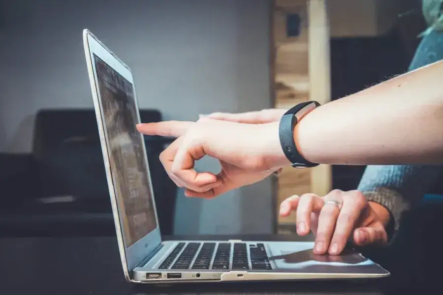 Porównanie usług agencji interaktywnej, freelancera i kreatorów stron