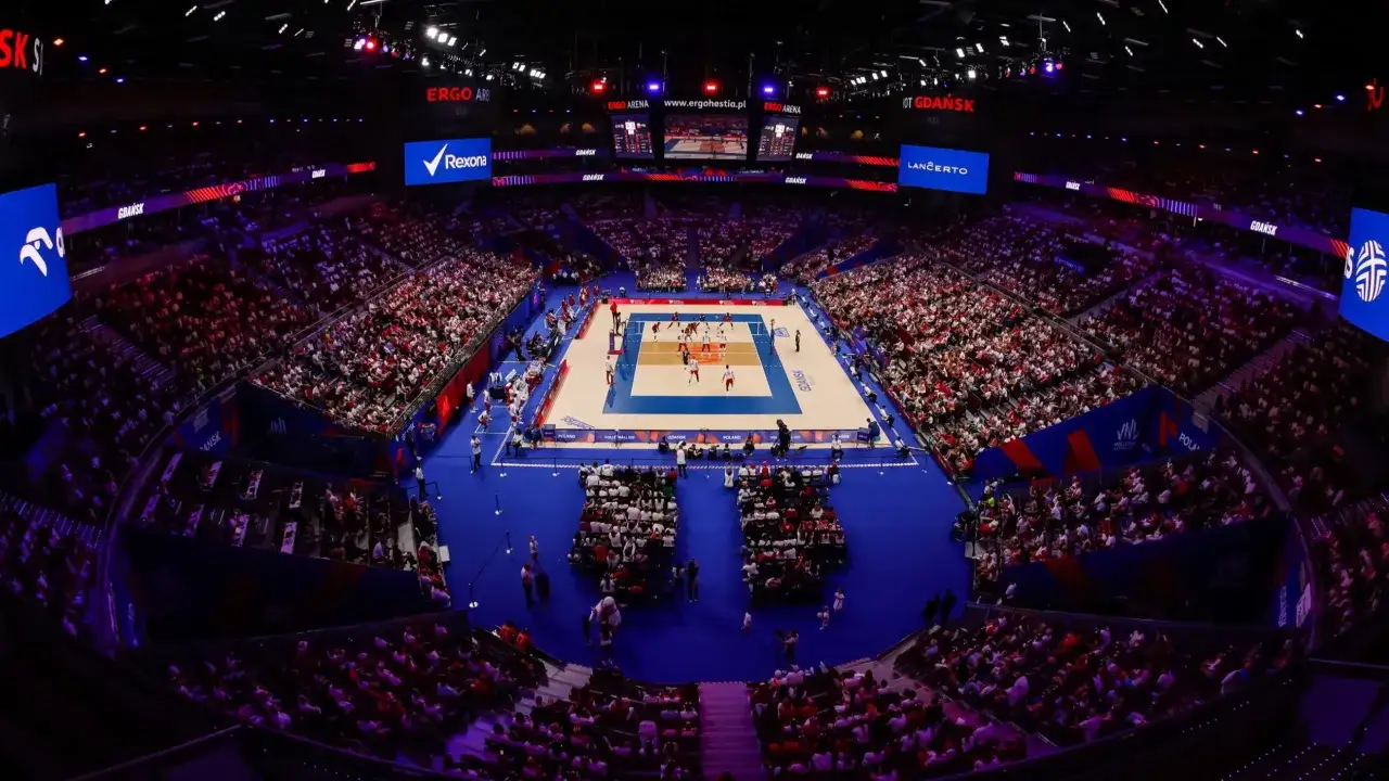 Widownia kibicuje podczas meczu siatkówki w ramach Ligi Narodów w Ergo Arenie w Gdańsku.
