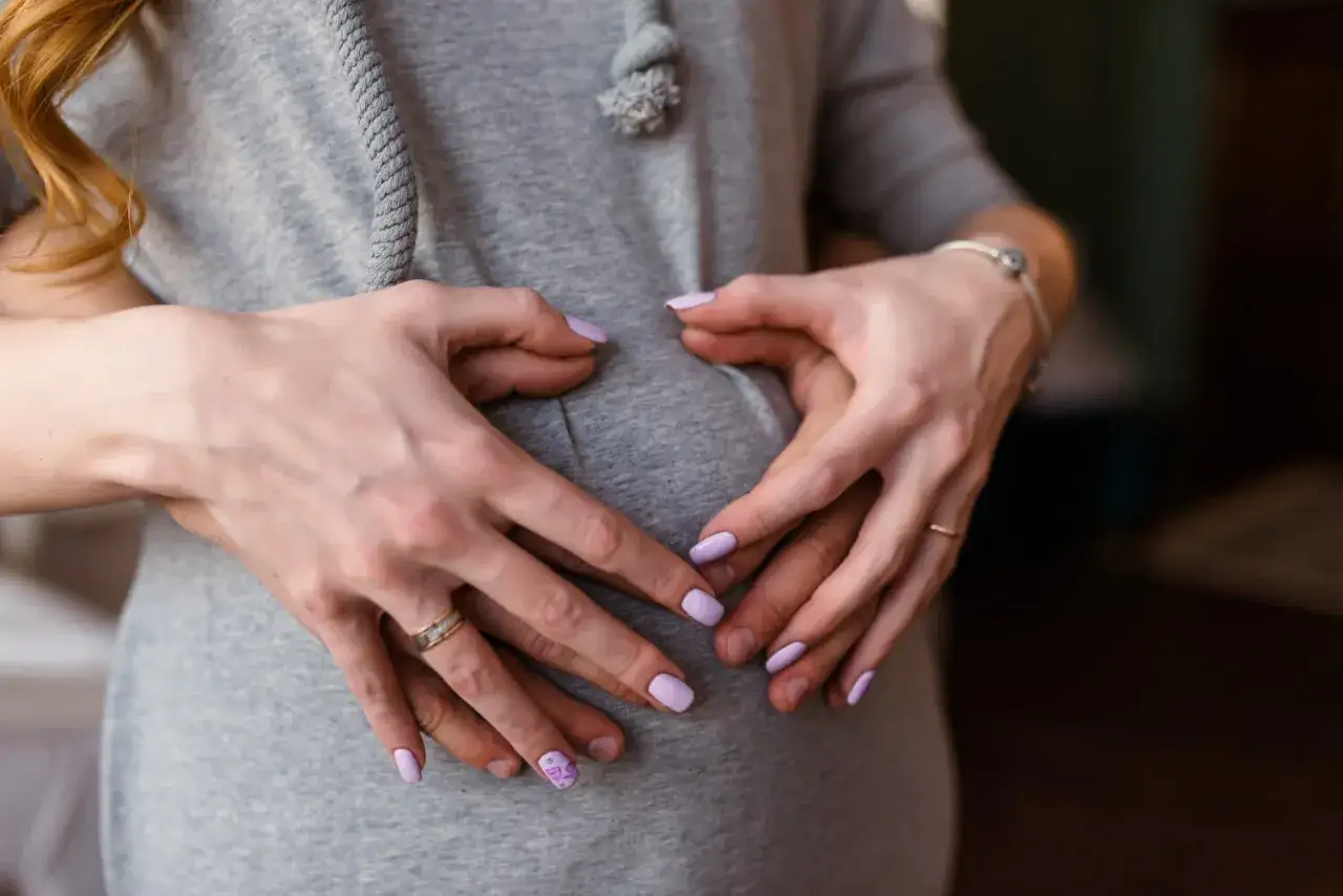 kobieta w ciąży manicure hybrydowy bezpiecznie