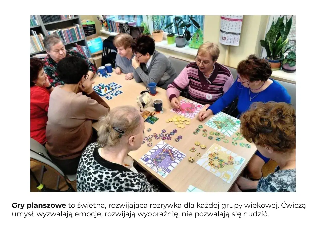 seniorzy grający w gry planszowe, ćwiczenia umysłowe dla senior&oacute;w