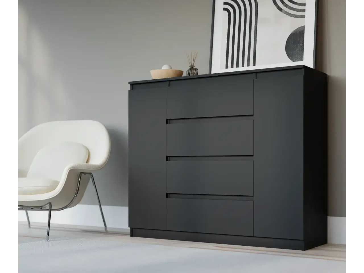 Nowoczesna, ciemnoszara komoda z czterema szufladami. Obok biały fotel. Zastanawiasz się, ile kosztuje złożenie komody?