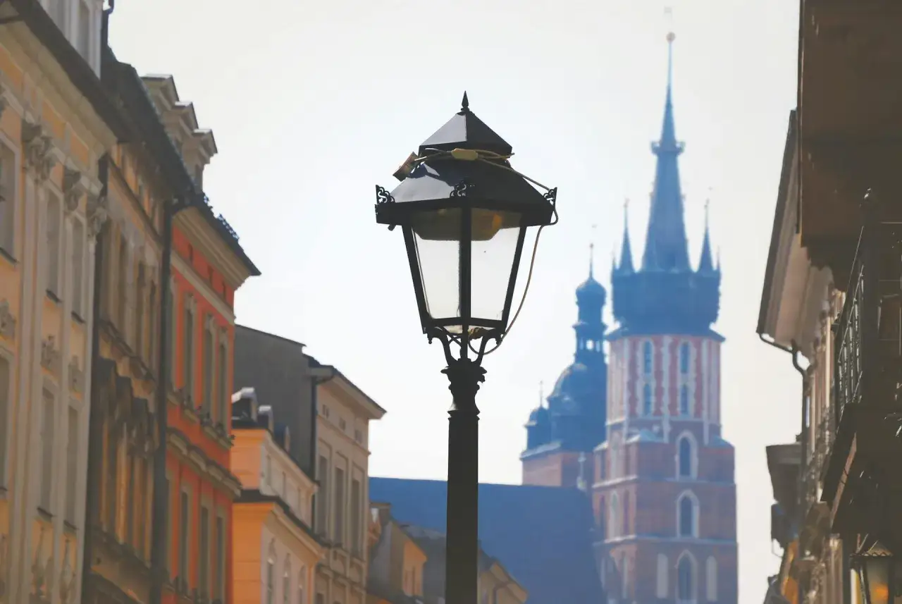 Stare latarnie i kamienice na krakowskim Rynku. Idealne miejsce, gdzie na weekend z Krakowa.