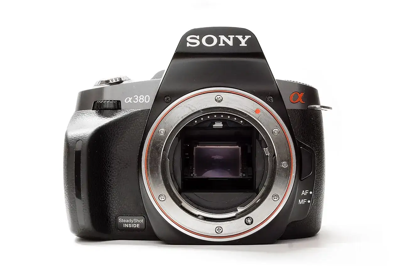 Czarna lustrzanka Sony Alpha 380 z widocznym bagnetem obiektywu.