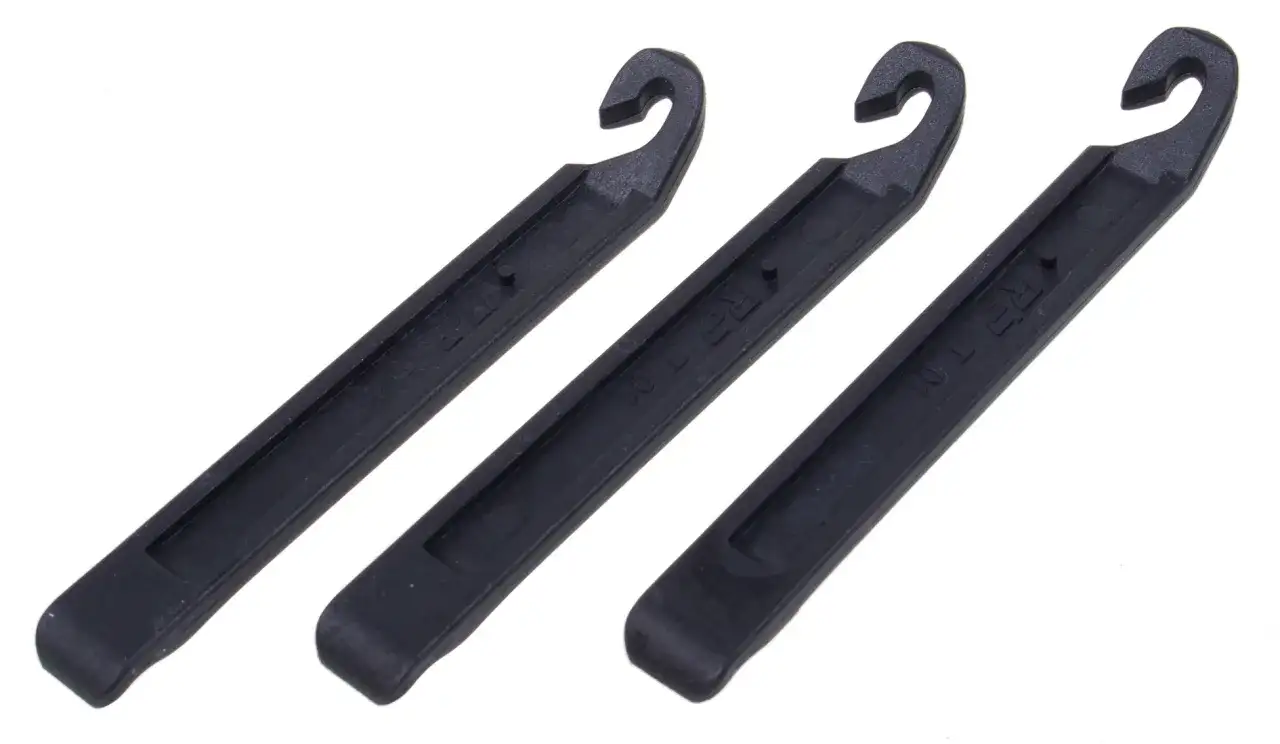 Trzy czarne łyżki do opon rowerowych, niezbędne do szybkiej wymiany dętki.