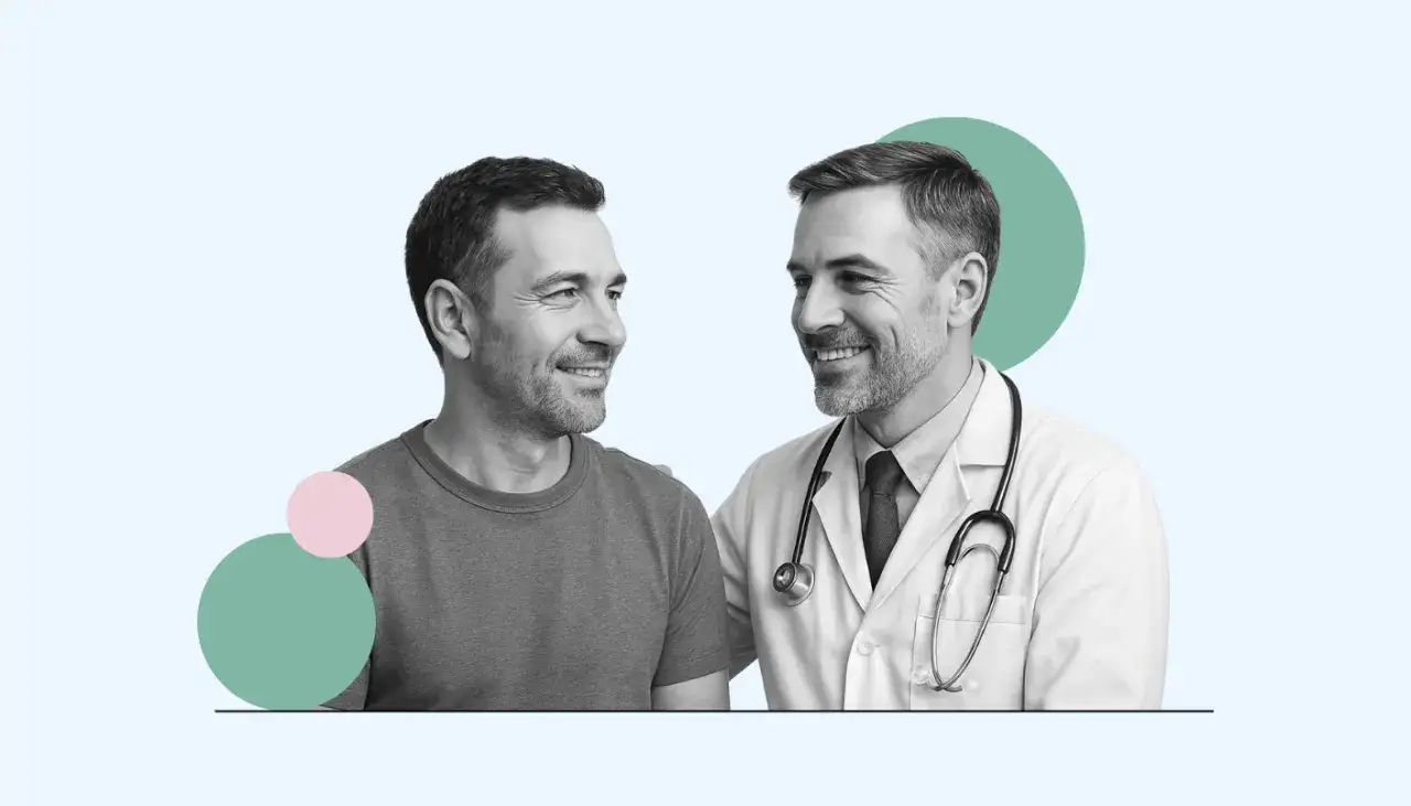 Lekarz rodzinny może przepisać leki uspokajające. Dwóch uśmiechniętych mężczyzn, pacjent i lekarz, patrzą na siebie.