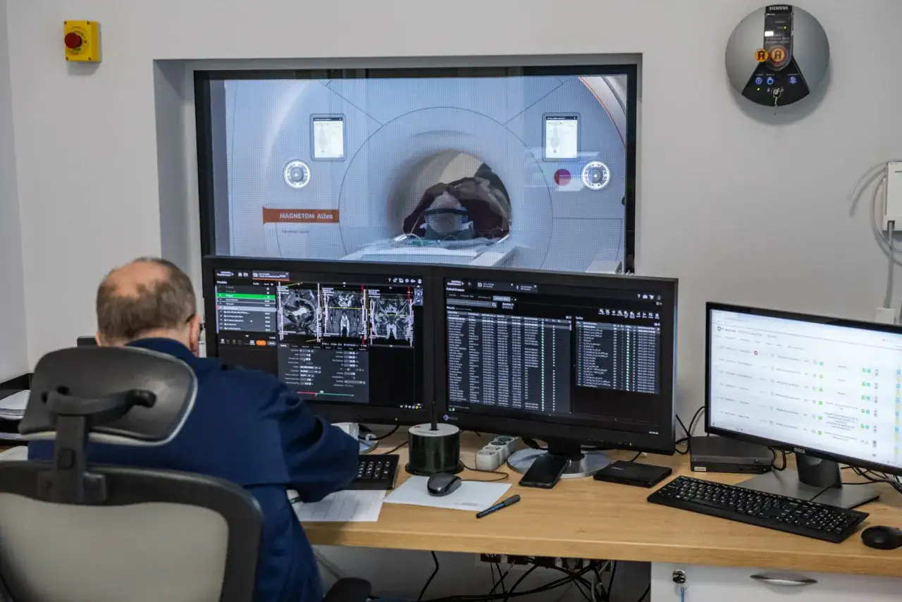 Lekarz rozmawiający z pacjentem, diagnostyka medyczna, rezonans magnetyczny