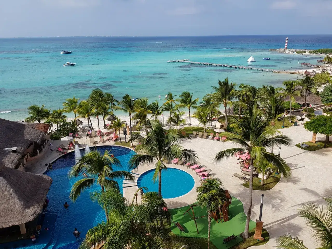 Rajski widok na Cancun z basenami i palmami. Idealne miejsce, by zapytać, kiedy lecieć do Cancun na wakacje marzeń.