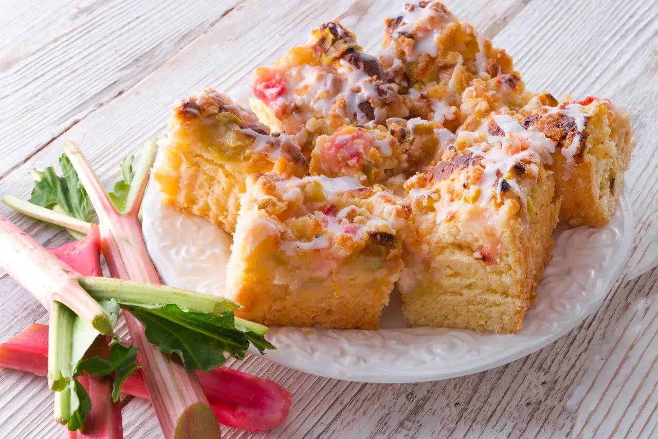 krojenie rabarbaru do ciasta