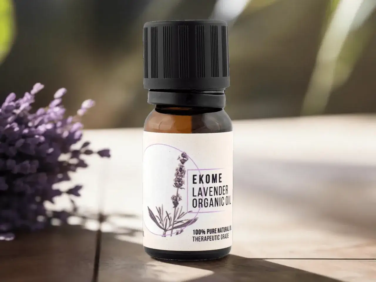 Buteleczka olejku lawendowego EKOME. Czy do nawilzacza mozna wlac olejek? Ten naturalny olejek może być użyty do aromaterapii.