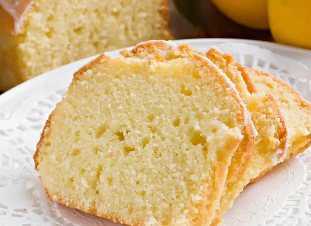 Kawałki puszystego ciasta mocno cytrynowego z lukrem, idealne na deser. Przepis na to ciasto jest prosty!