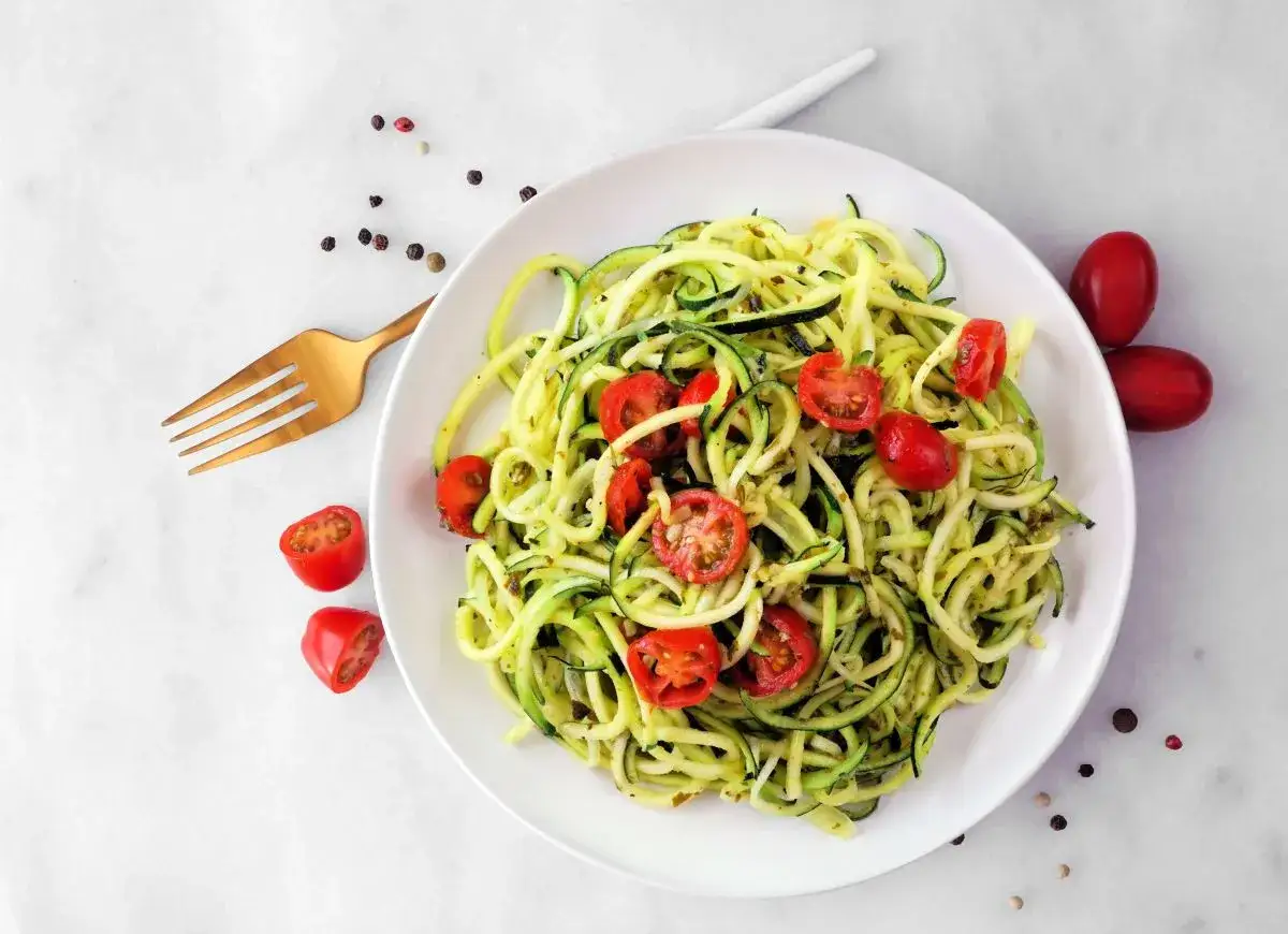 smażenie makaronu z cukinii