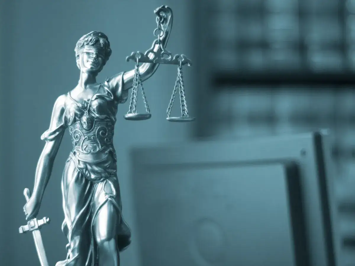 Figurka Temidy z wagą i mieczem. Zastanawiasz się, ile kosztuje apelacja w sprawie rodzinnej?