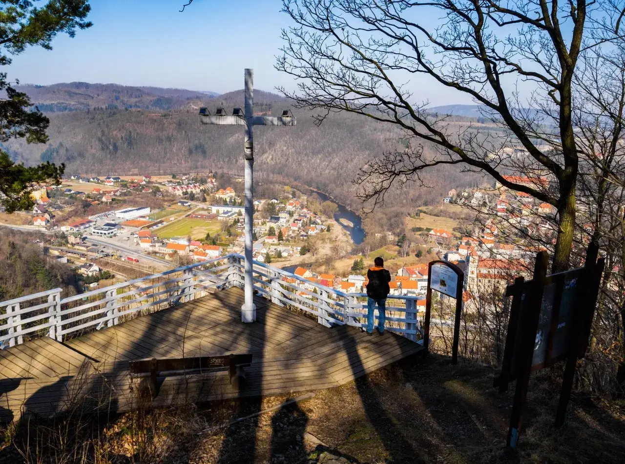 Widok na miasteczko z platformy widokowej z krzyżem. Bardo atrakcje oferują takie piękne panoramy.