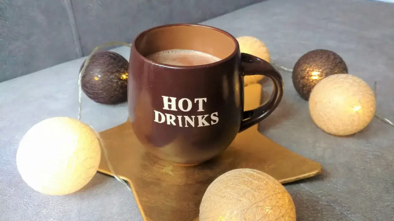 kubek kakao z mlekiem i bez mleka