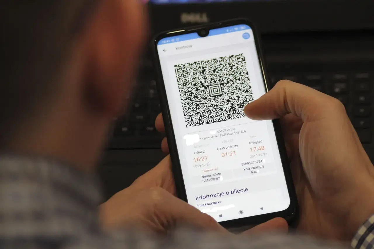 Osoba kupująca bilet PKP online na laptopie