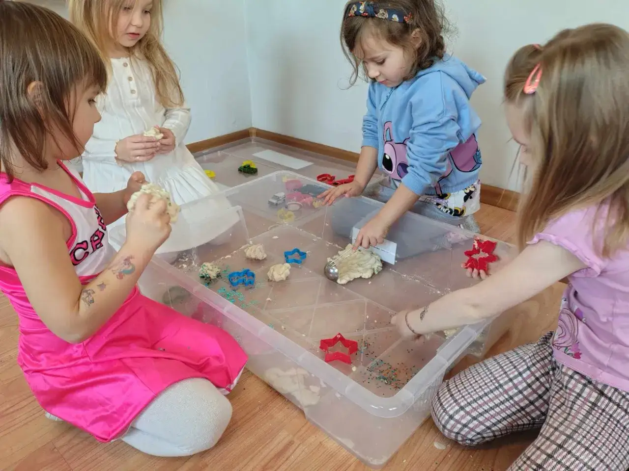 Dzieci bawiące się z psychologiem w przedszkolu